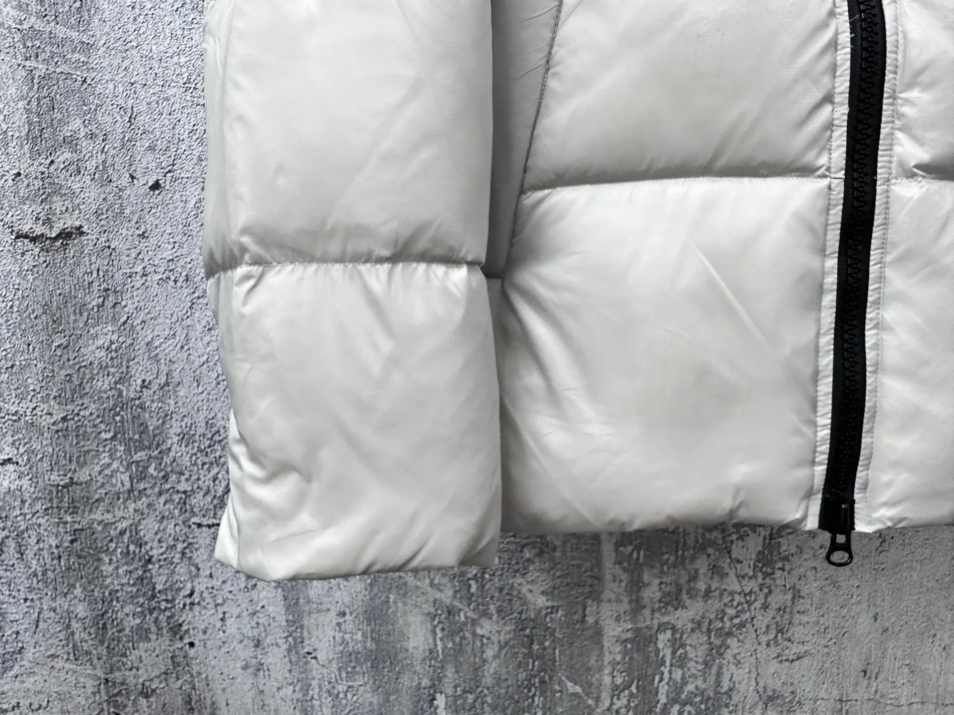 P780 [𝘾𝘼𝙉𝘼𝘿𝘼 𝙂𝙊𝙊𝙎𝙀] Canada Goose's limited new Crofton puff down jacket, top version, ceiling level Crofton soft loaf, 2024 latest style, cold protection effect up to level 4, using recycled Feather-Light tear-resistant fabric, ultra-light, no weight on the upper body at all! The unique black label highlights your temperament‼ ️ Canada Goose, a Canadian brand, has always been recognized as the warmest down jacket. Various Instagram celebrities, Internet celebrities, and celebrities often wear it for street photos. I make Canada Goose every year, but I still can't get rid of my love for it. No matter how cold the days are, there is no need to be afraid, because there is! Filled with 90% white duck down, it is the legendary warmest down jacket and is known as a must-have for Arctic outdoor sports! The most popular down jacket in the world, celebrities are rushing to buy it, it is a must-have!  Size: S~XXL